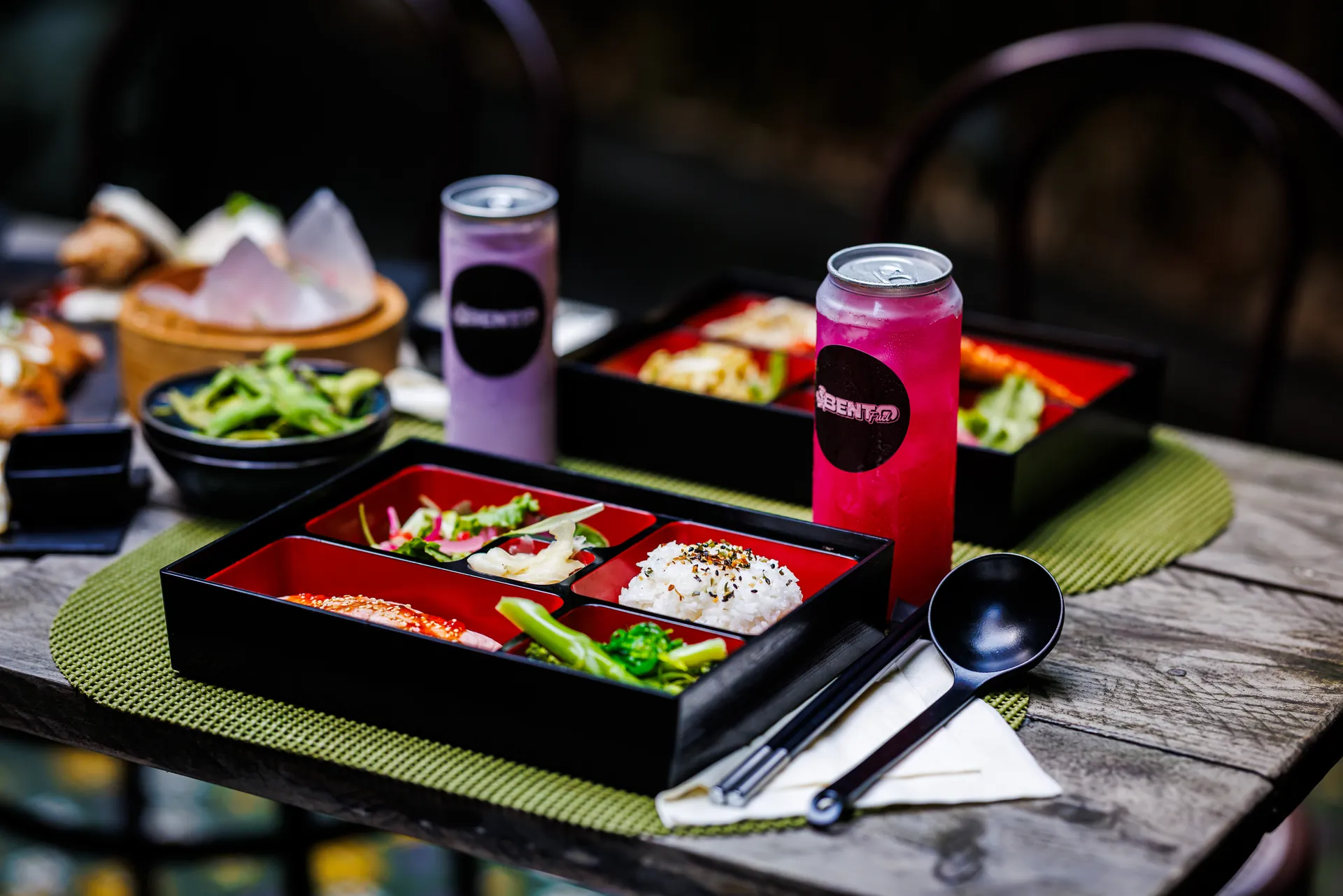 Een kleurrijke bento box gevuld met, gestoomde zalm, brocolli, rijst en een frist slaatje. Twee homemade drinks de Dragonfruit Booster en de Iced Ube Latte.